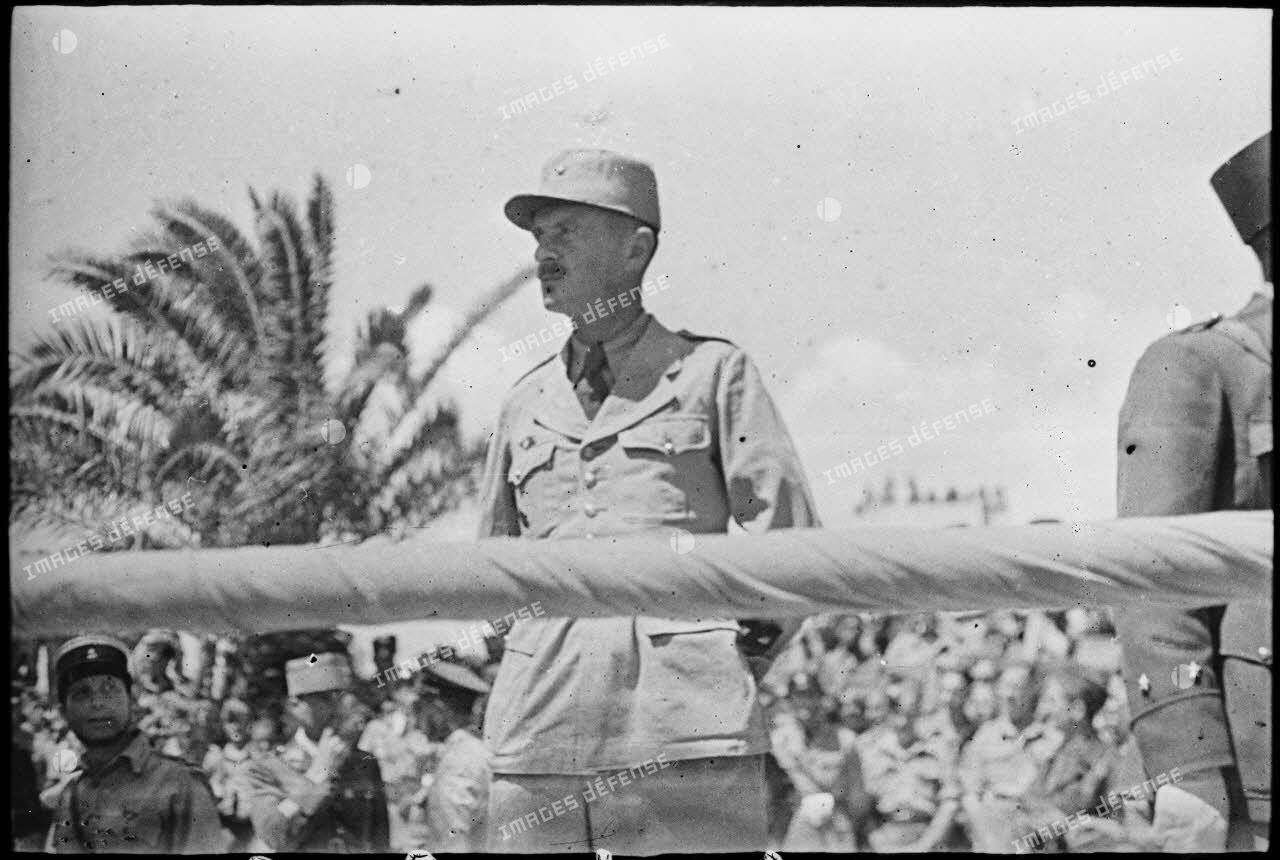 Portrait du général de brigade Philippe Leclerc, commandant la Force L, lors du défilé célébrant la victoire alliée à l'issue de la campagne de Tunisie.