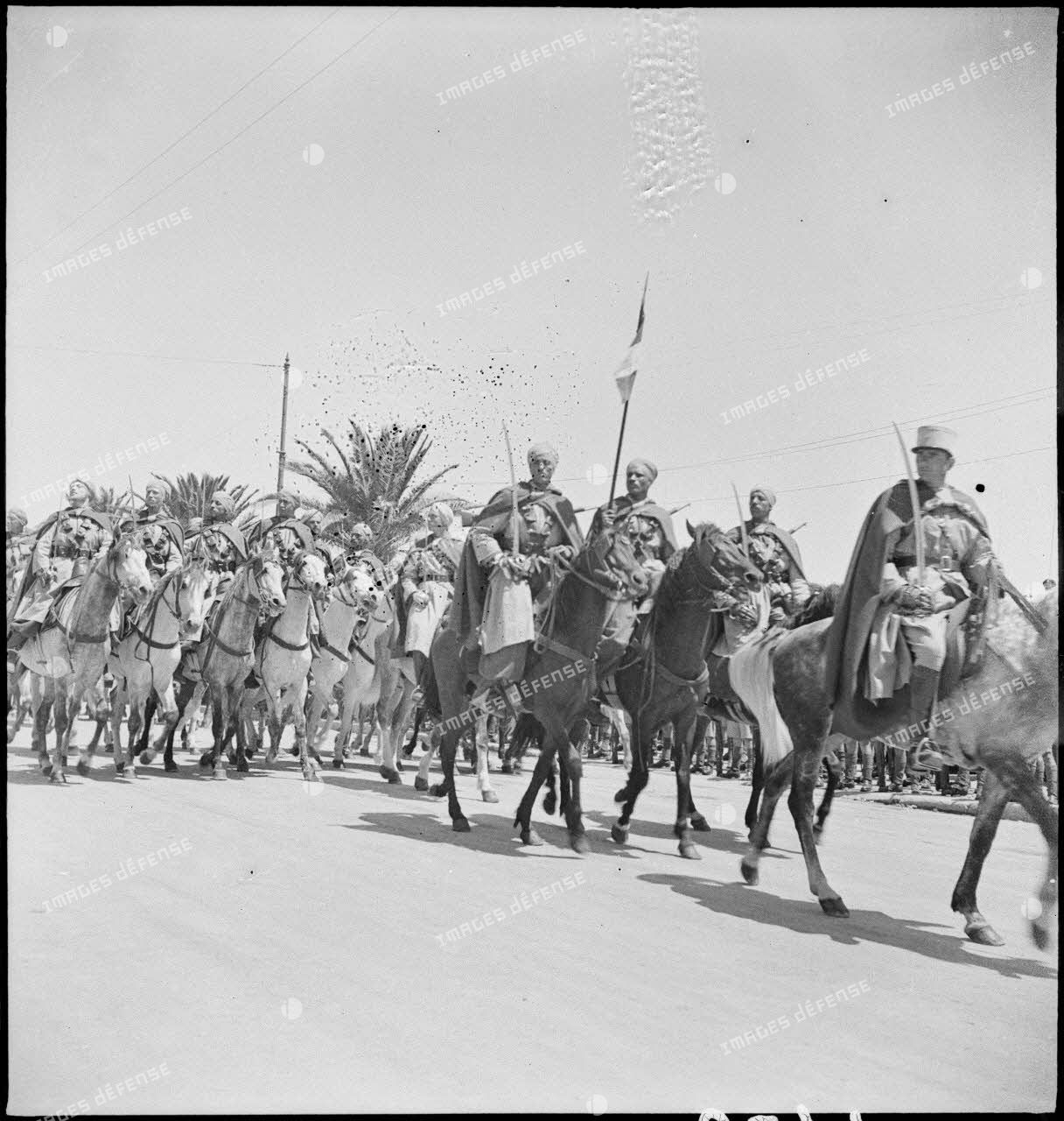 Une unité de spahis de l'armée d'Afrique défile lors de la cérémonie célébrant la victoire alliée à l'issue de la campagne de Tunisie.
