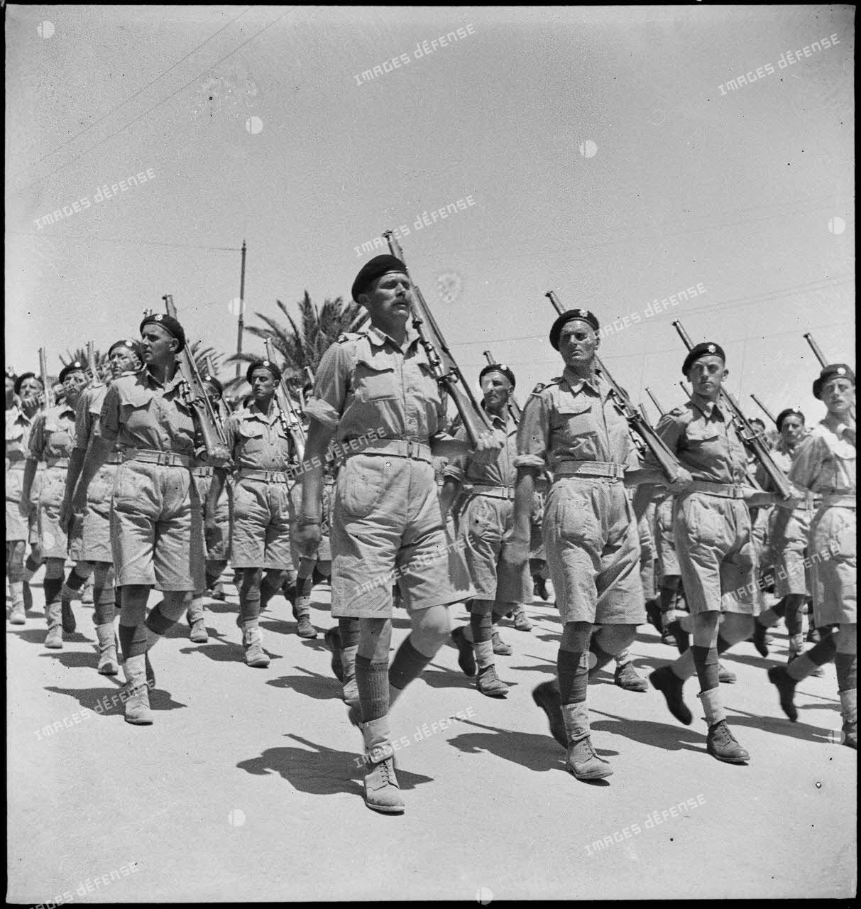 Défilé de soldats britanniques lors de la cérémonie célébrant la victoire alliée à l'issue de la campagne de Tunisie.