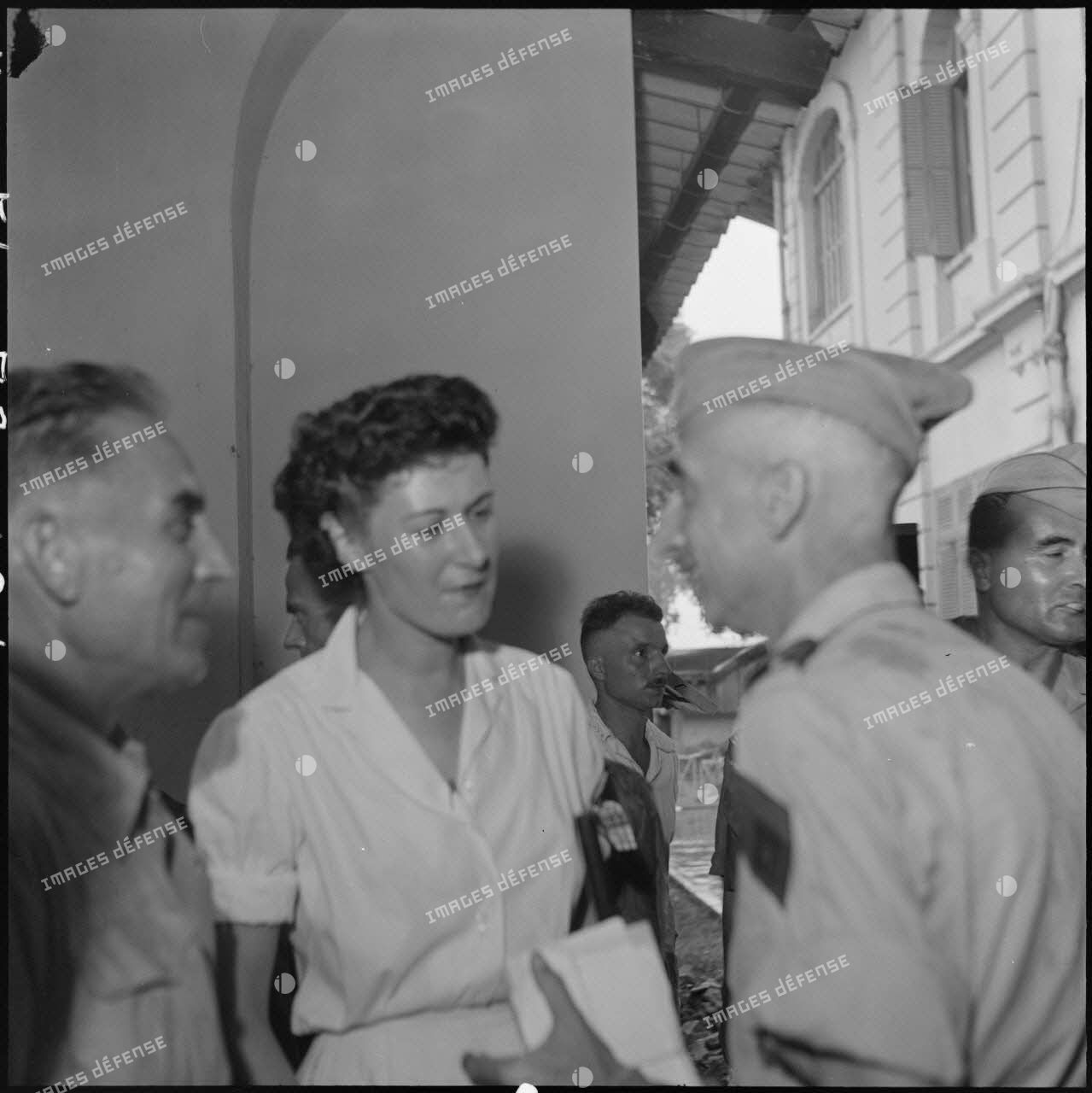 Le général de Castries en compagnie d'une infirmière lors de la visite médicale des officiers supérieurs prisonniers de guerre à Diên Biên Phu à l'hôpital militaire Lanessan de Hanoï.
