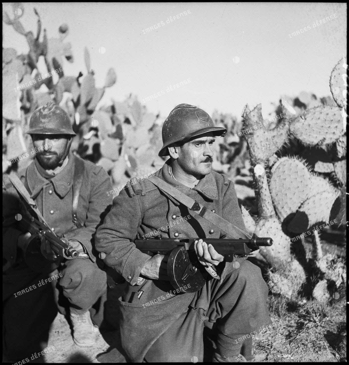Tirailleurs du 9e RTA (régiment de tirailleurs algériens) de la DMC (Division de marche de Constantine) armés de pistolets-mitrailleurs Thompson M1 avec chargeur circulaire, postés au milieu de cactus.