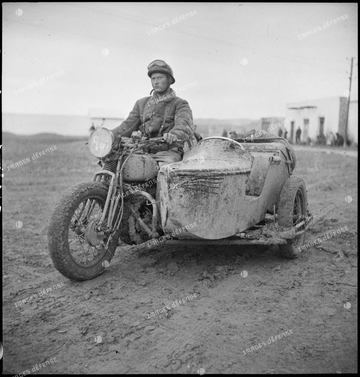 Motocycliste d'un groupe de reconnaissance au guidon d'un side-car (moto René Gillet type G1 et caisse de type dragons portés de marque Bernardet) dans le secteur de Bou Arada.