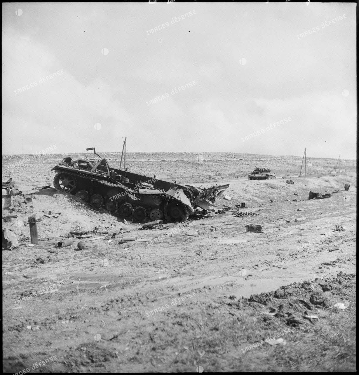 Epave d'un char moyen allemand Panzer-III sur le champ de bataille de Kasserine.