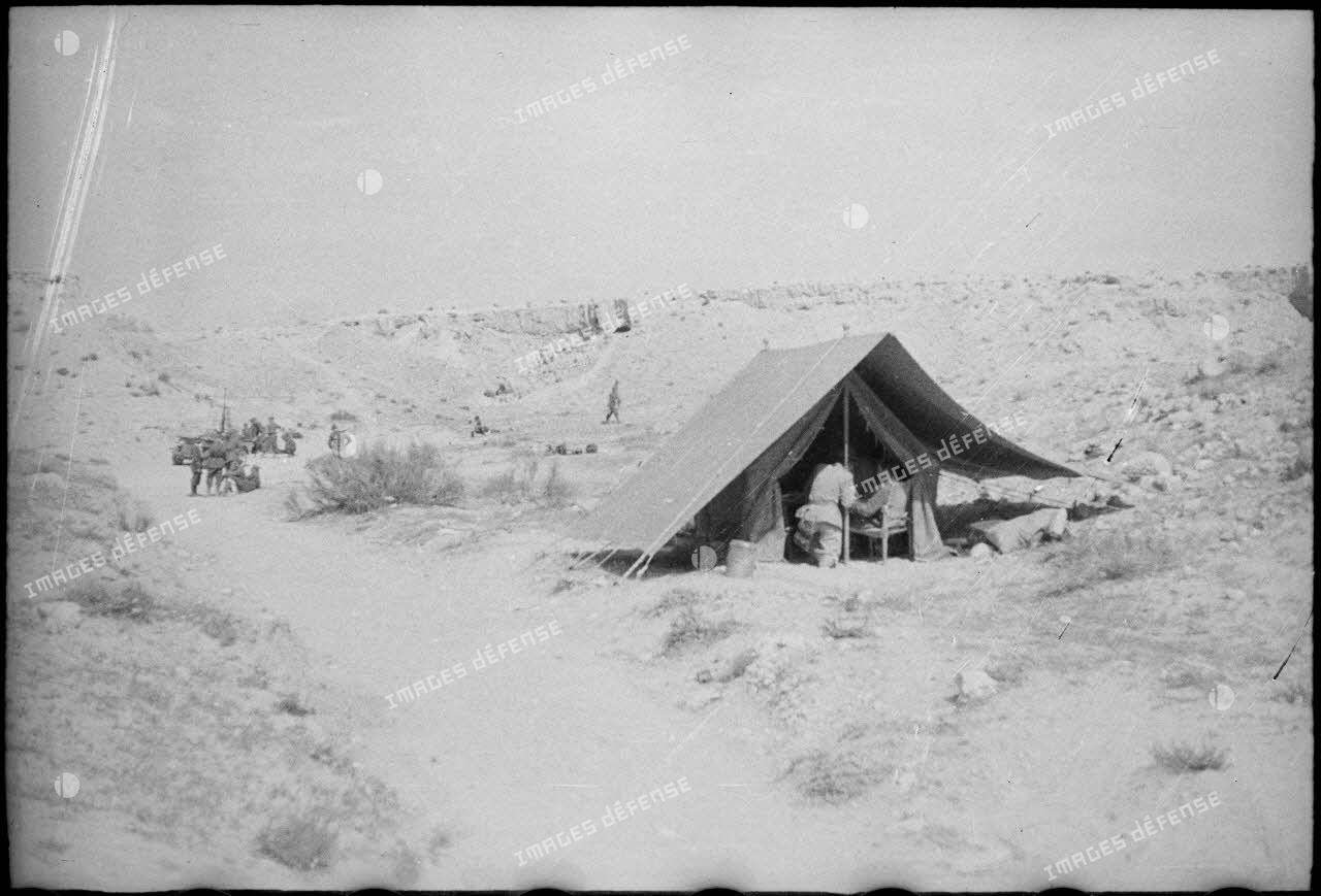 Poste de commandement avancé du FSEA (Front sud-est algérien) dans le désert au nord du Chott el Jerid.