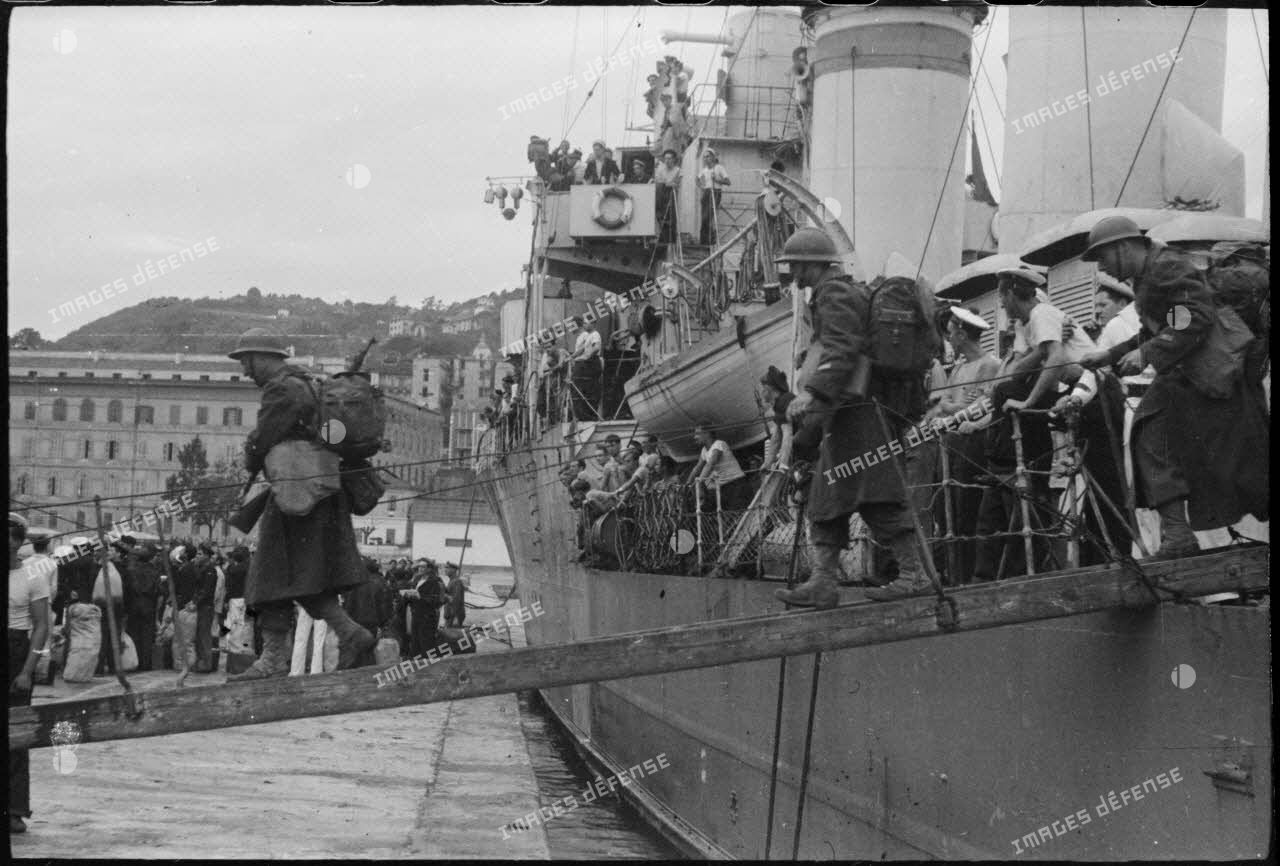 Débarquement des tirailleurs du 1er RTM dans le port d'Ajaccio.