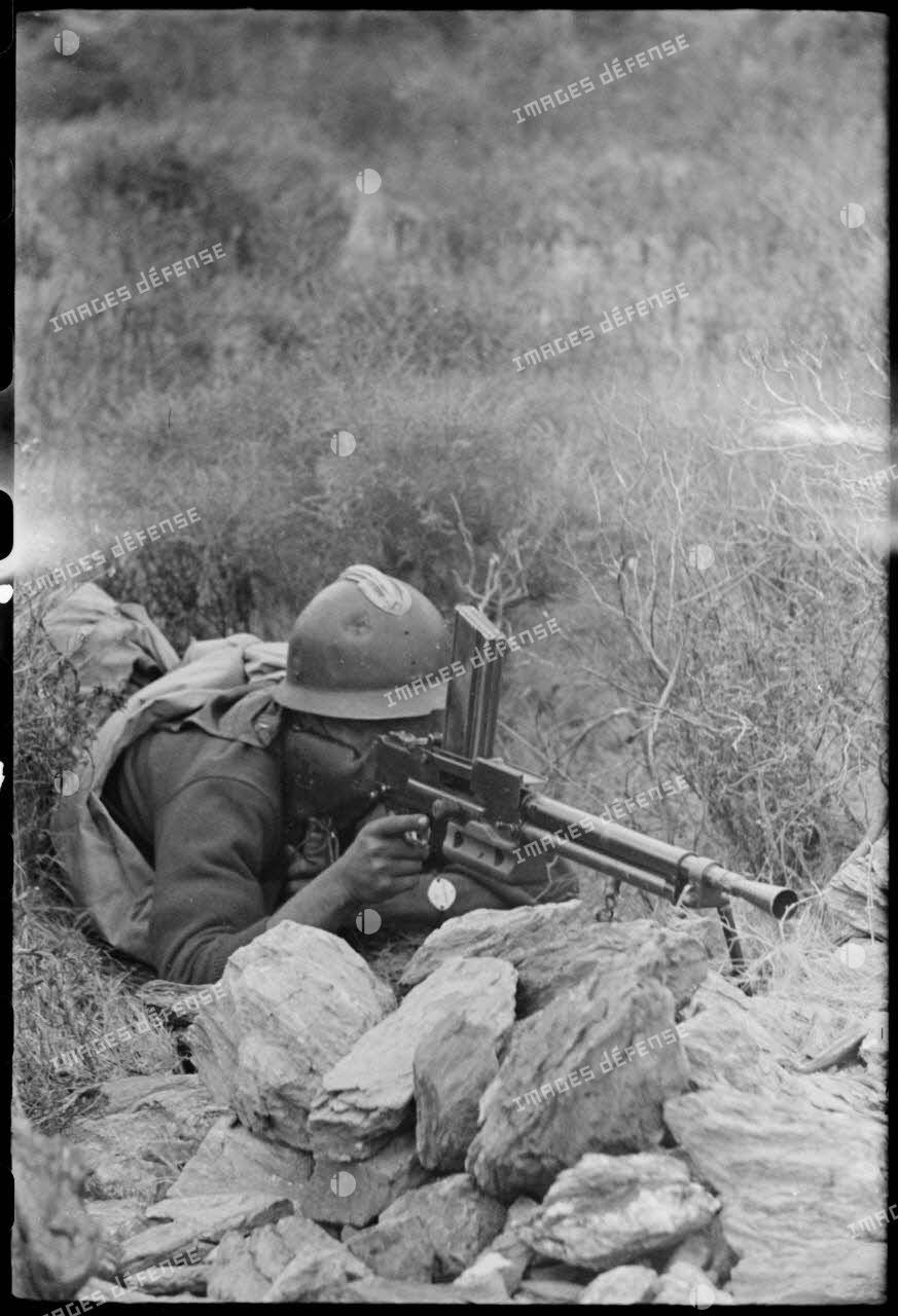 Un tirailleur marocain du 1er régiment de tirailleurs marocains (RTM), équipé d'un fusil-mitrailleur 24/29,est posté en position de tir dans le secteur du col de San Stefano.