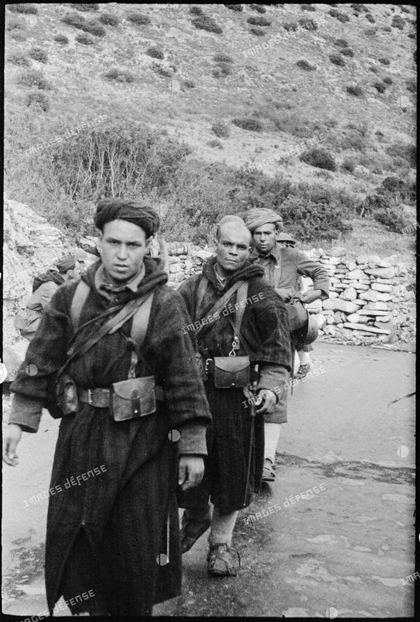Des goumiers du 2e groupe de tabors marocains (GTM) progressent sur une route en direction du col de Teghime tenu par les Allemands.