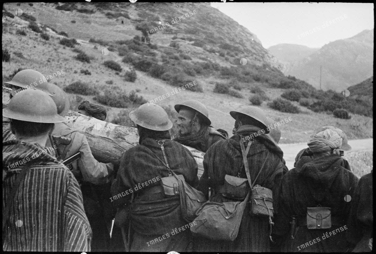 Des goumiers du 2e GTM (groupe de tabors marocains) déplacent un obstacle antichar mis en place par les Allemands sur une route menant vers Patrimonio ou le col de Teghime.