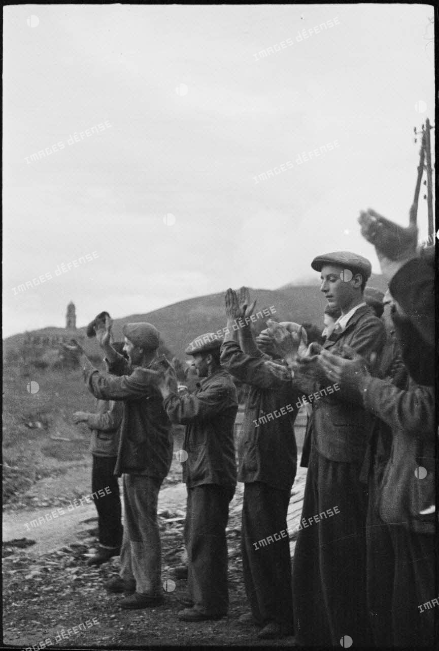 Les habitants du village de Patrimonio libéré applaudissent le passage des chars légers Stuart M5A1 du 4e RSM (régiment de spahis marocains) qui traversent la commune.