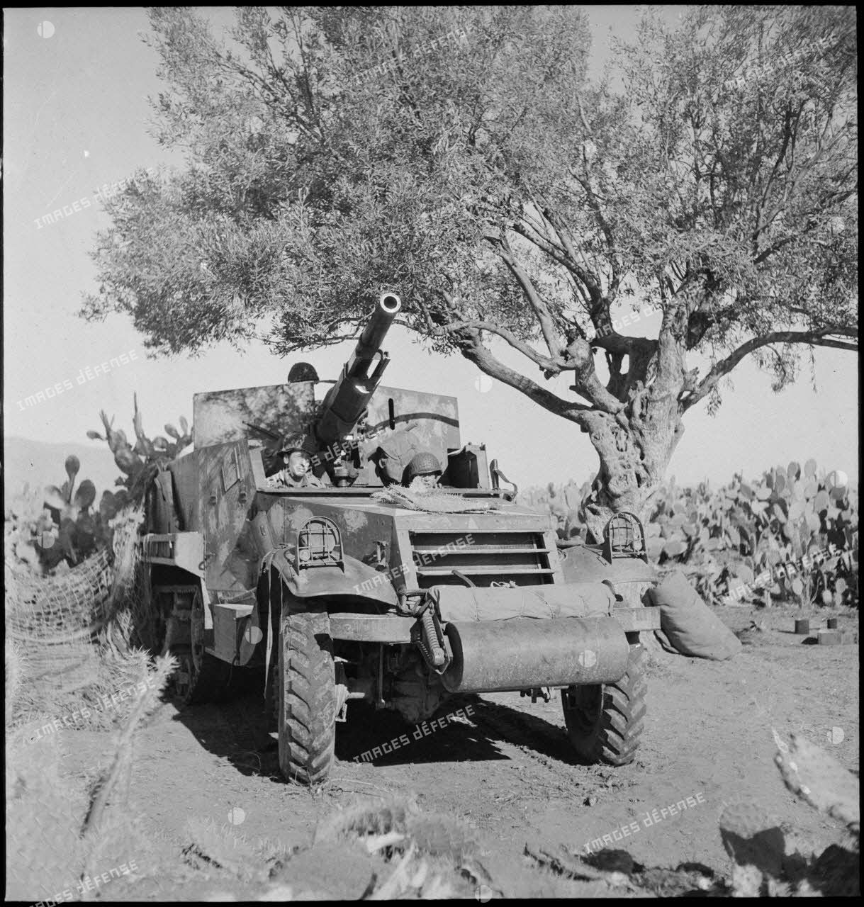 Dans le secteur de Fondouk el-Okbri, des soldats d'un bataillon de chasseurs de chars de la 1re DB (division blindée) du 2e CA (corps d'armée) américain, embarquent à bord de leur canon automoteur M3 GMC, canon de 75 mm monté sur châssis d'half-track M3.