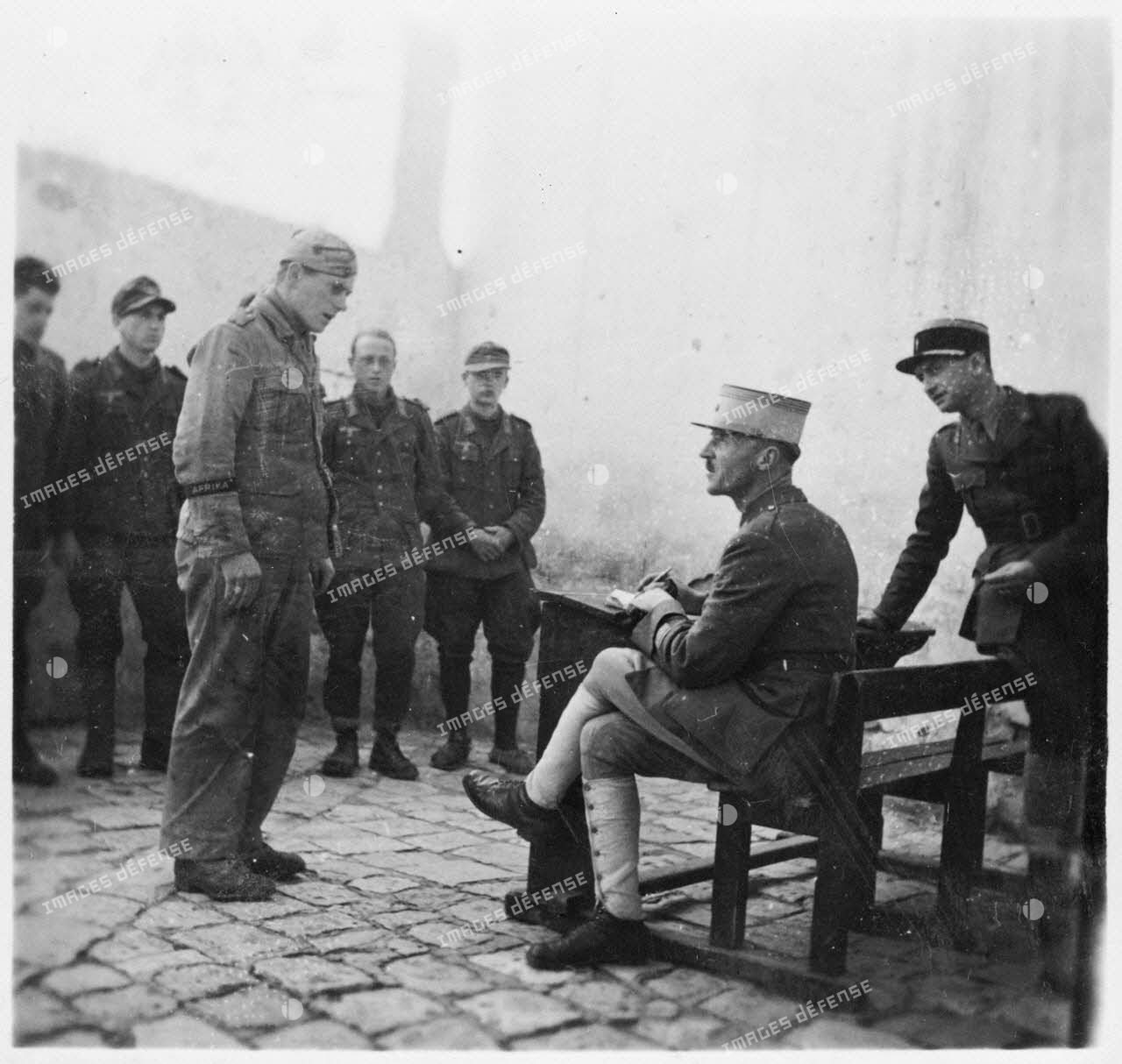 Interrogatoire par un chef d'escadrons du 3e RSA (régiment de spahis algériens) de la DMC (Division de marche de Constantine), d'un prisonnier, caporal de la Luftwaffe, engagé dans le corps expéditionnaire de l'Afrikakorps.