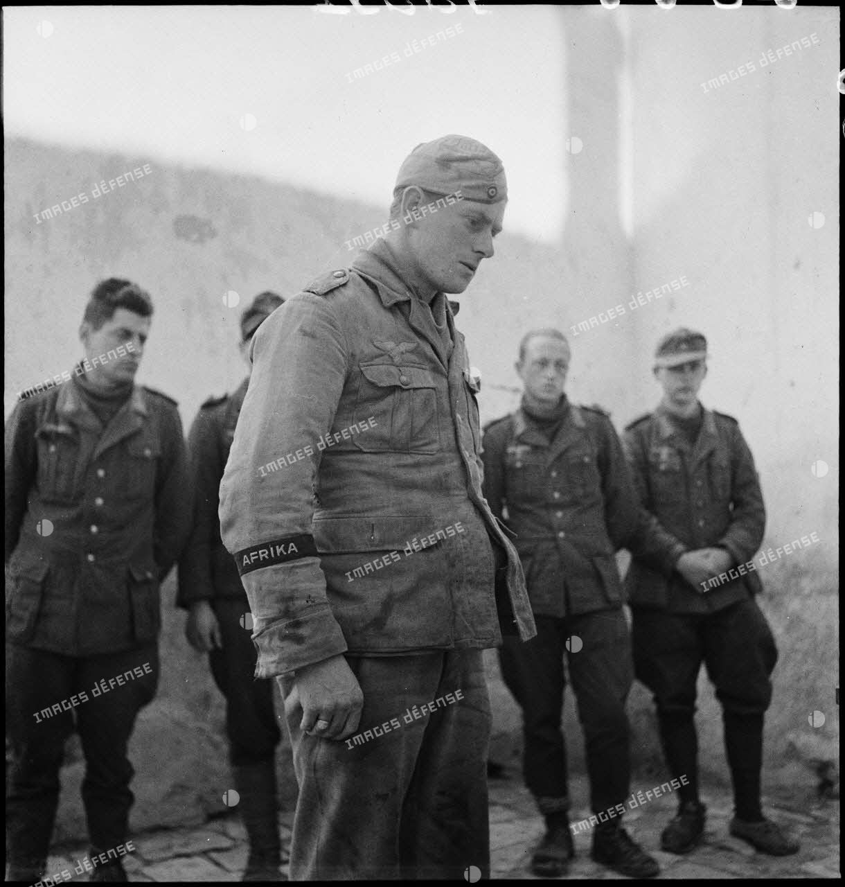 Interrogatoire par un chef d'escadron du 3e RSA (régiment de spahis algériens) de la DMC (Division de marche de Constantine), d'un prisonnier, caporal de la Luftwaffe, engagé dans le corps expéditionnaire de l'Afrikakorps.