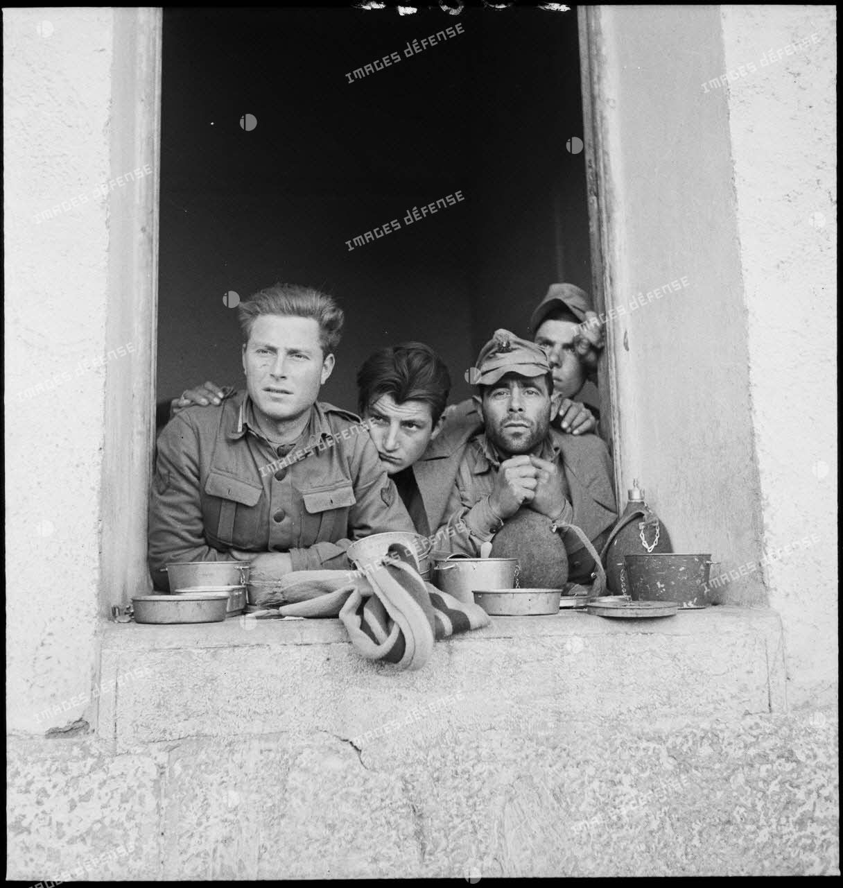 Photographie de groupe de prisonniers italiens emprisonnés.