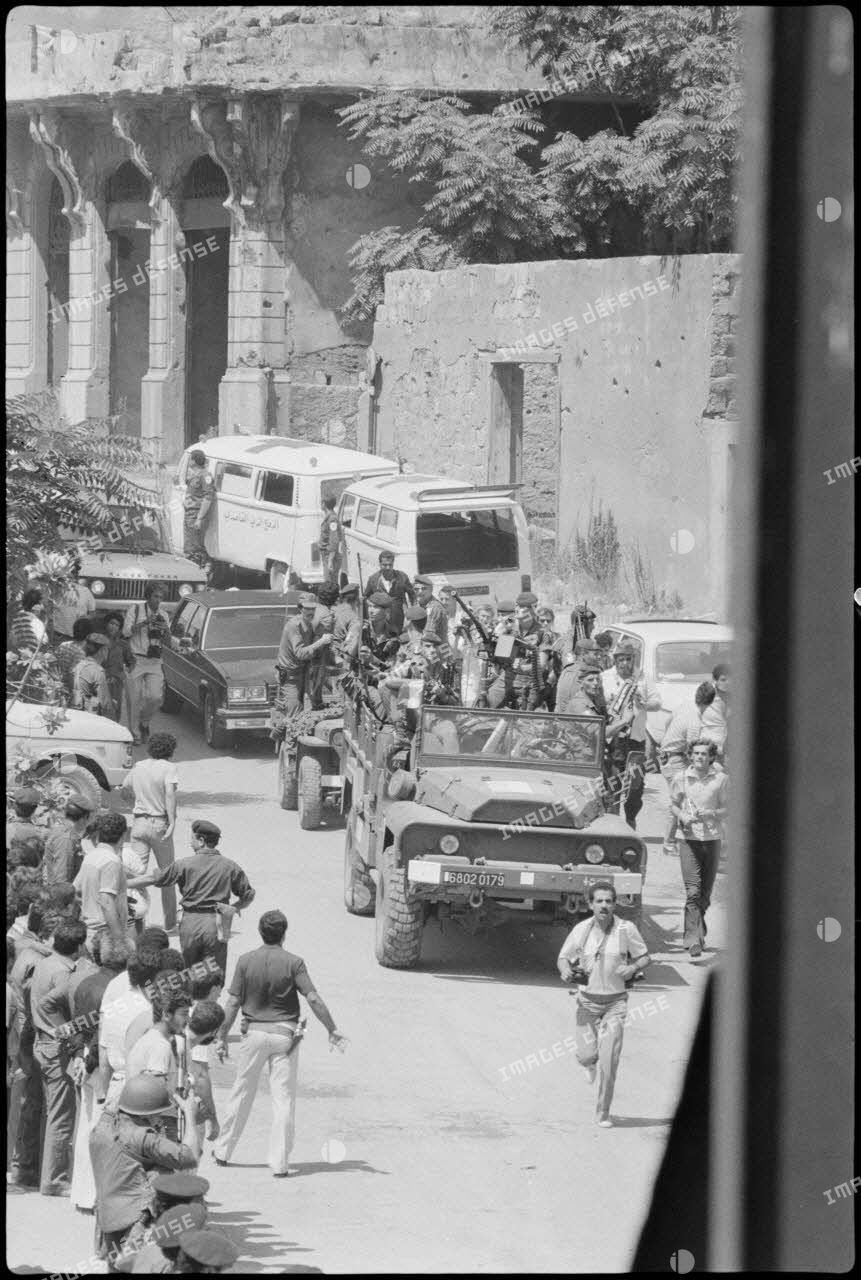 Arrivée du convoi de Yasser Arafat protégé par un VLRA et une AML françaises.