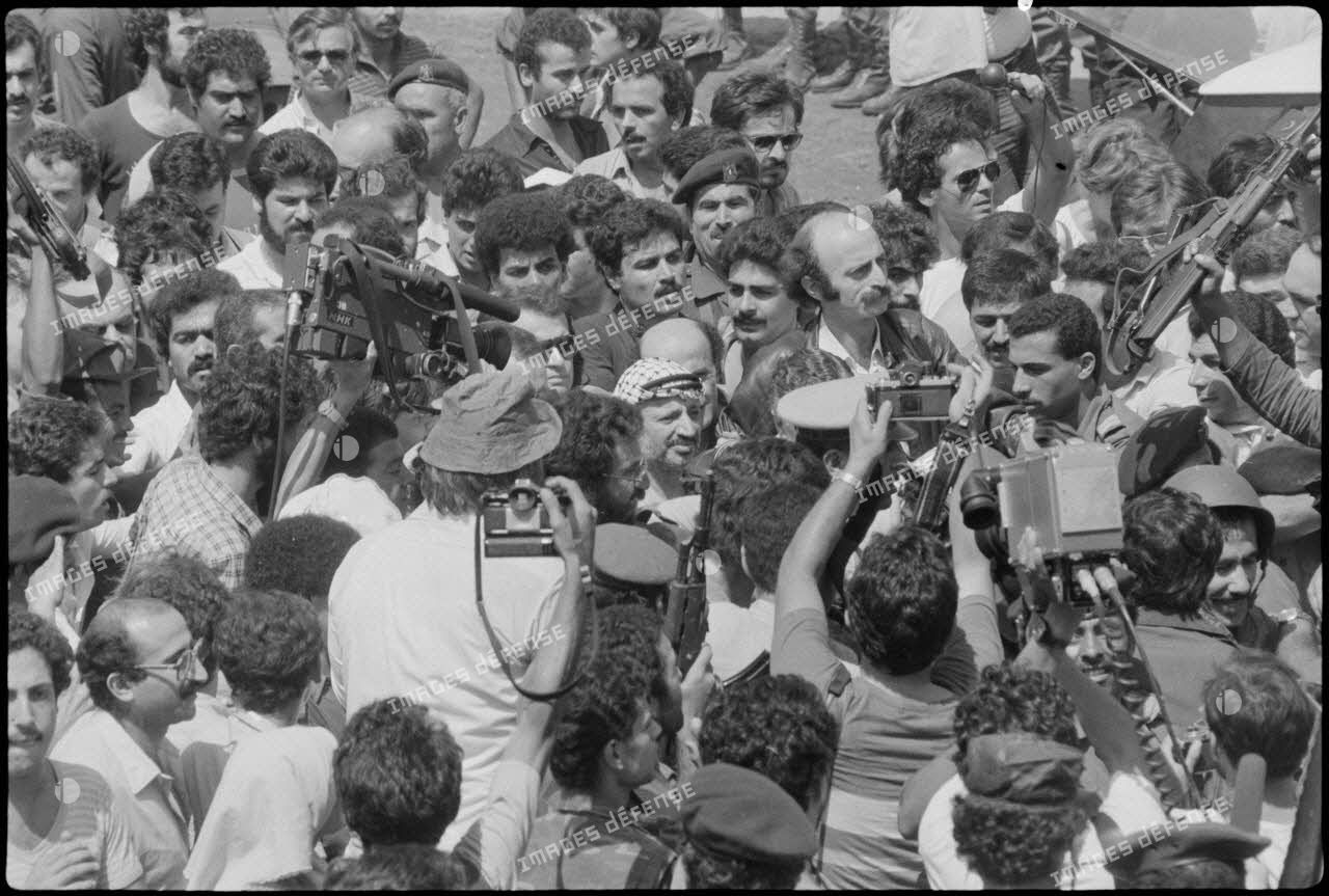 Journalistes assistant au départ de Beyrouth de Yasser Arafat.