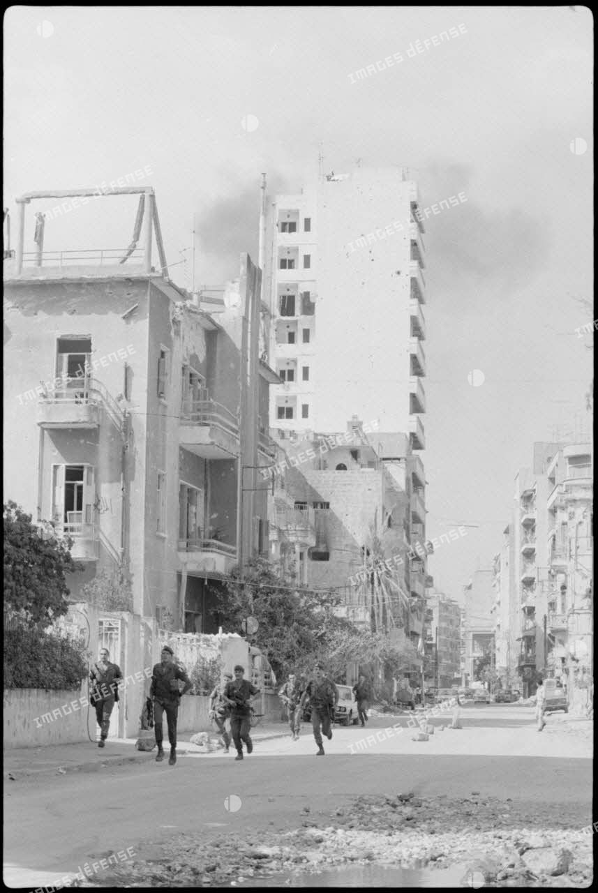 Sapeurs du 17e régiment du génie parachutiste (RGP) pris sous les feux ennemis à Beyrouth.