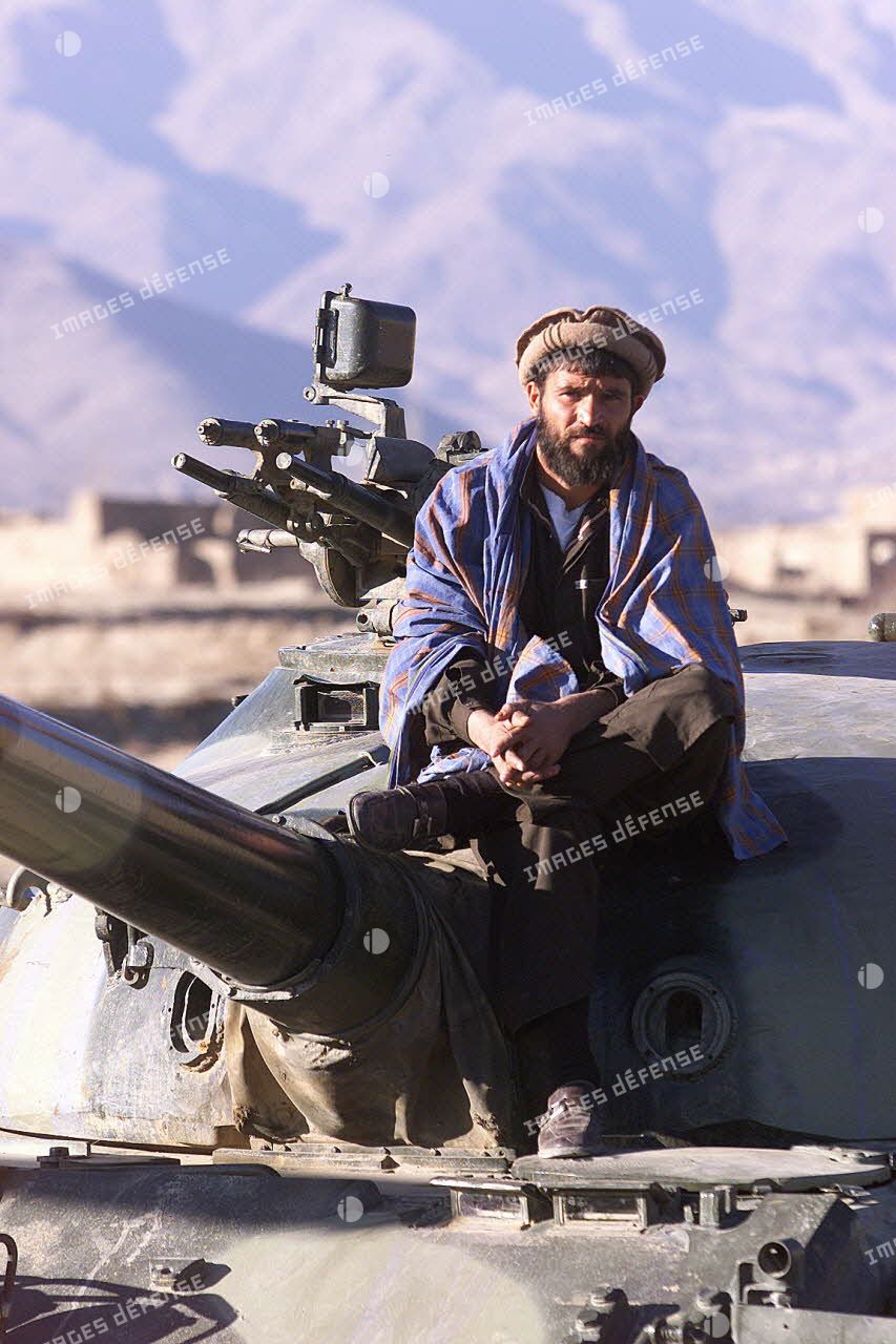 Portrait d'un soldat afghan sur un char.
