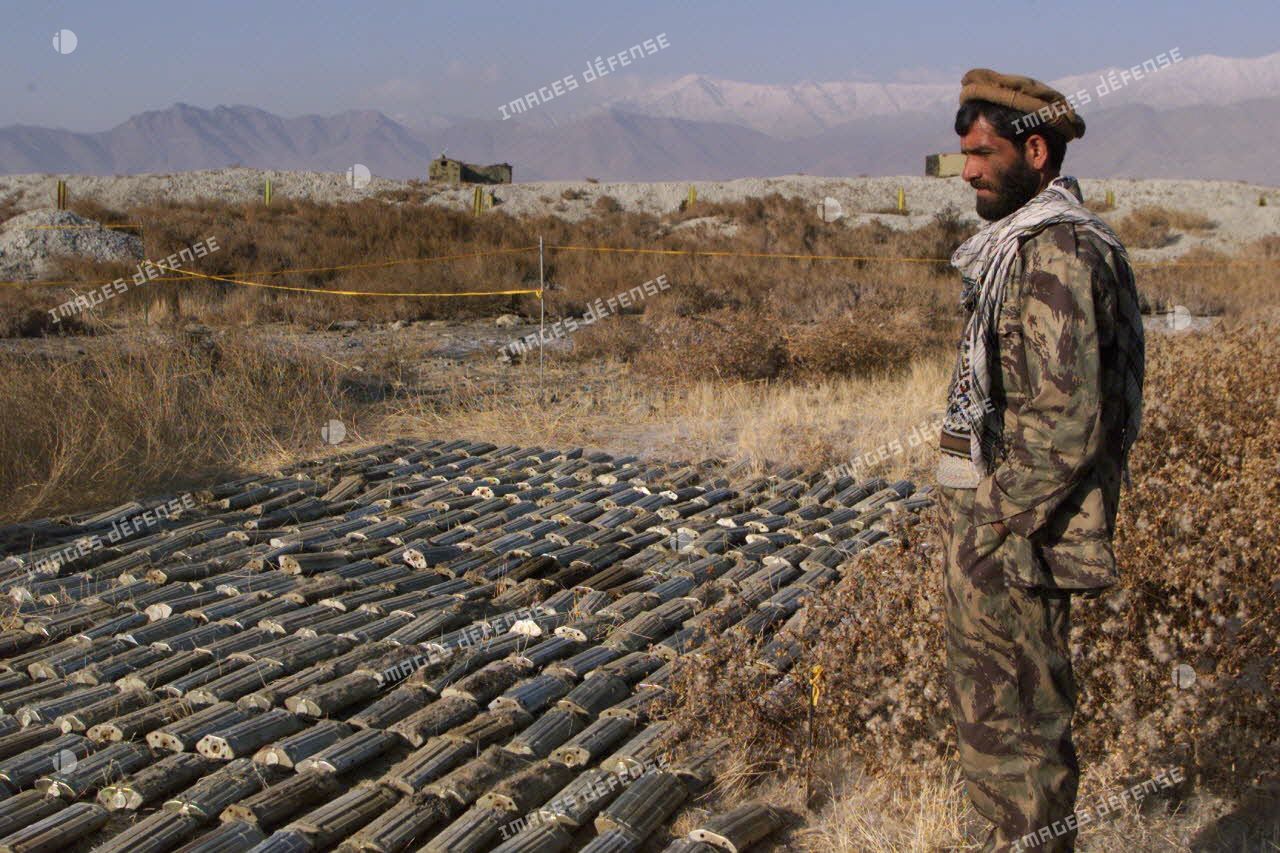 Dépollution du dépôt de munitions de l'aéroport de Kaboul par le 17e régiment du génie parachutiste.