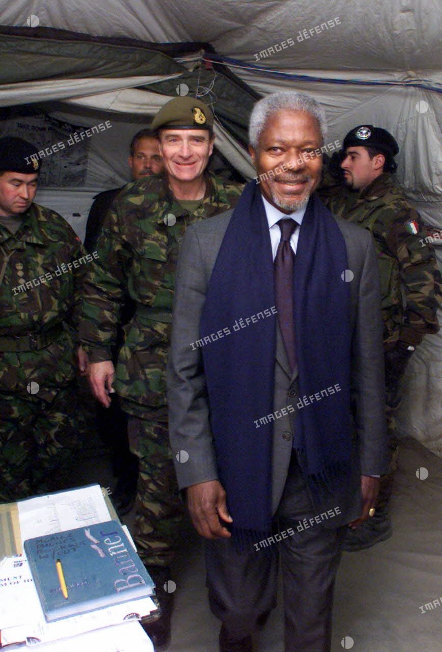 Visite du secrétaire général de l'ONU, Kofi Annan, au quartier général de la Force internationale d'assistance et de sécurité (ISAF).