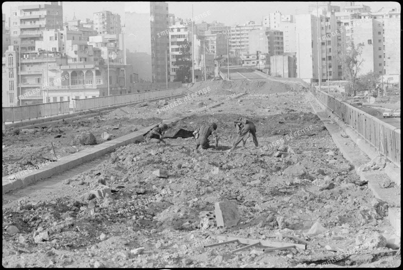 Déminage d'une avenue de Beyrouth par le 17e régiment du genie parachutiste (RGP).