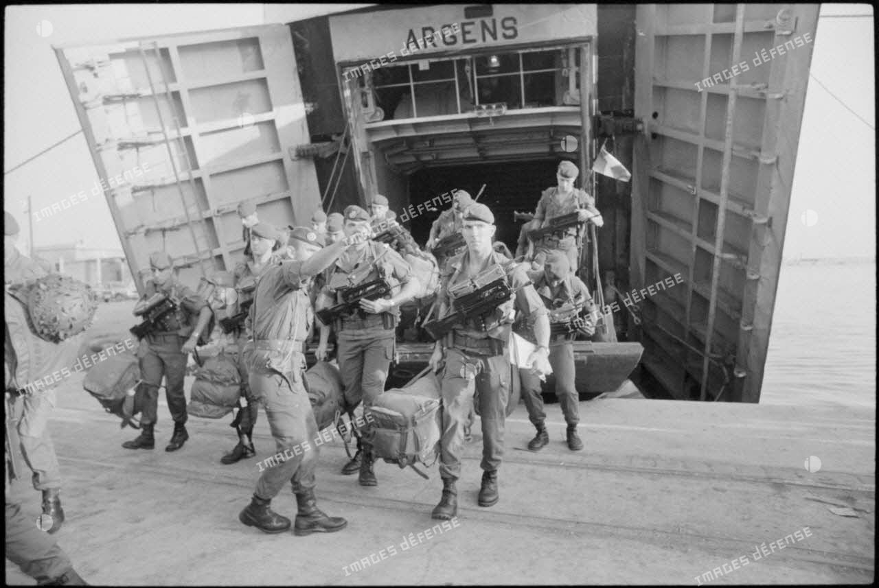 Soldats débarquant de l'Argens dans le port de Beyrouth.
