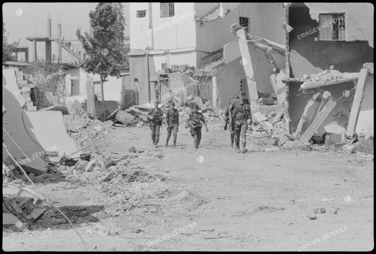 Patrouille à pied du 3e régiment parachutiste d'infanterie de marine (RPIMa) dans le camp de Chatila, Beyrouth.