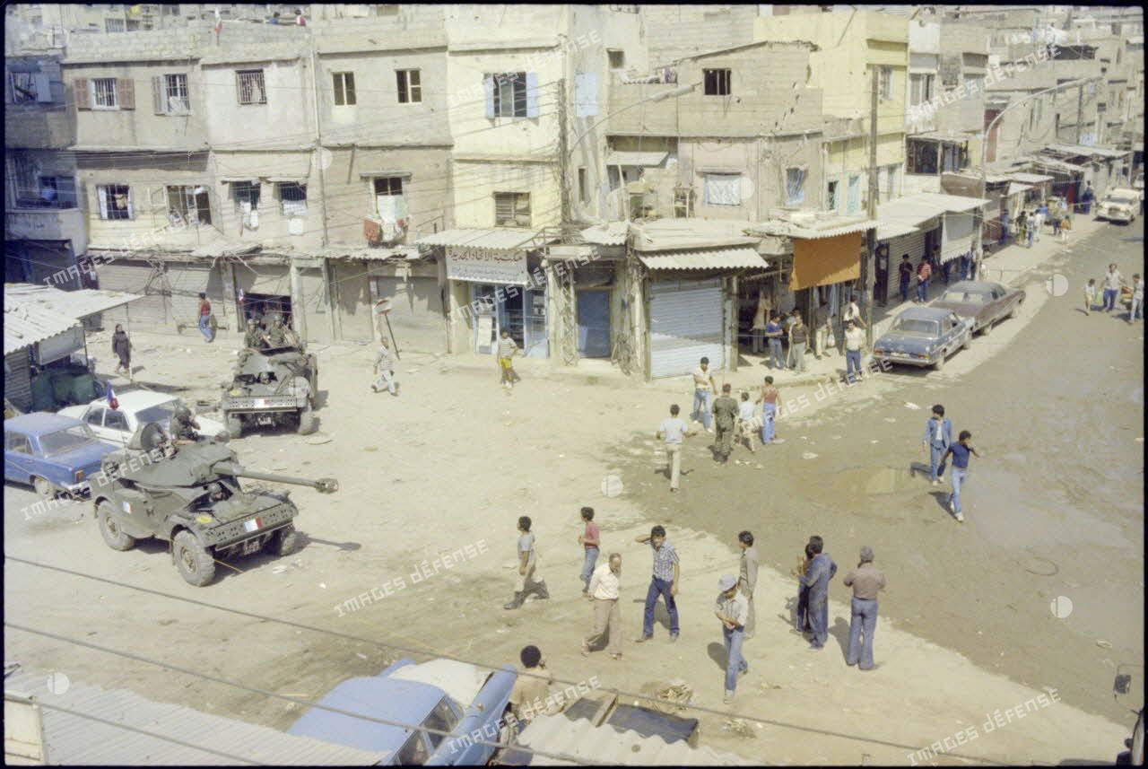 Automitrailleuses du 1er régiment de hussards parachutistes (RHP) au carrefour de Sabra et Chatila, Beyrouth.