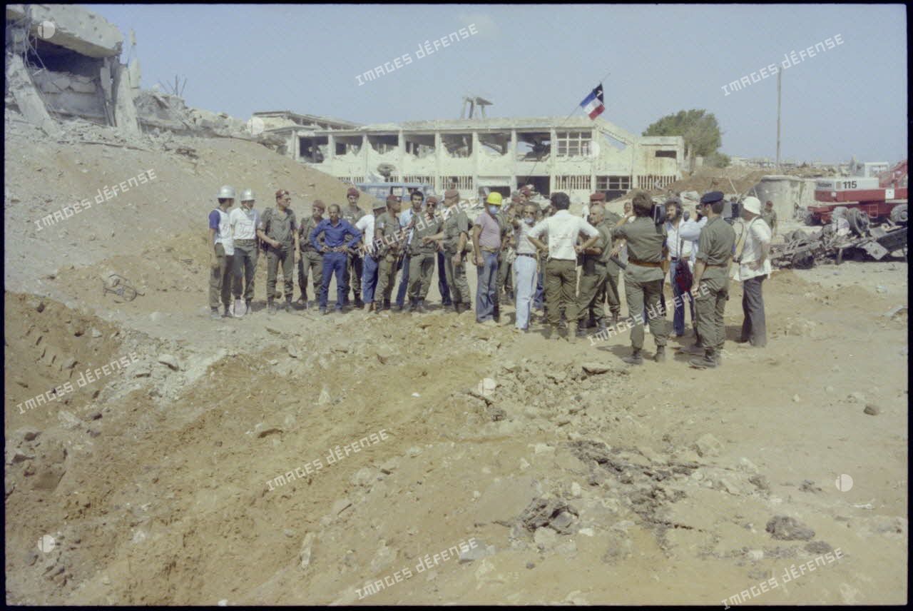 Le 17e régiment du génie parachutiste (RGP) rencontre des organisations humanitaires dans le camp de Chatila, Beyrouth.