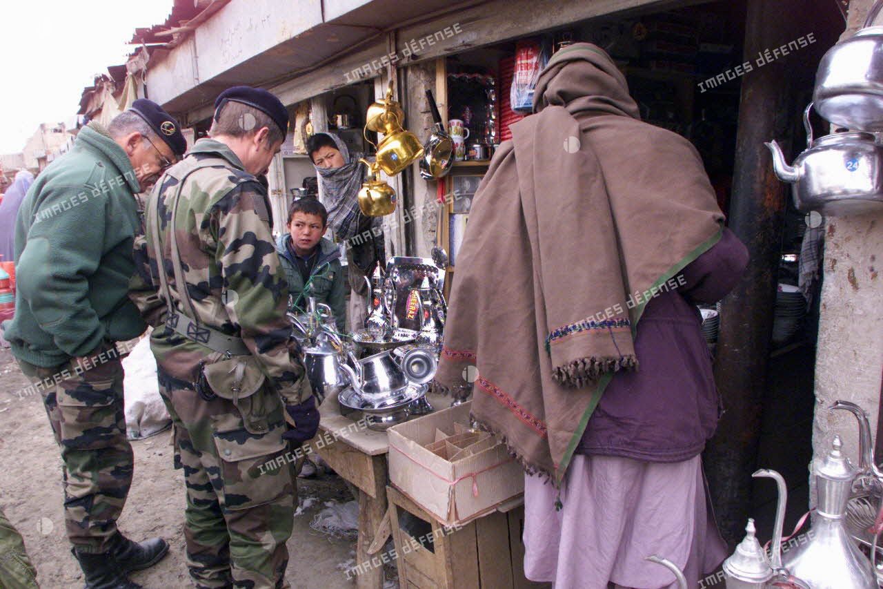 Ravitaillement à Kaboul des soldats français auprès des commerçants locaux.