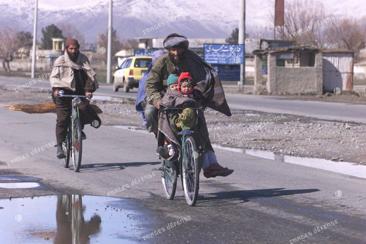 Famille à vélo dans Kaboul.