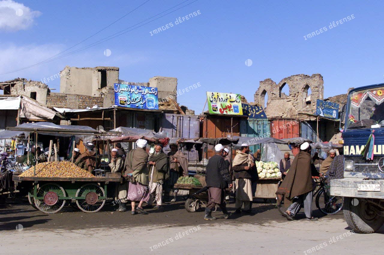 Vue de la ville de Kaboul avec son maRChé et sa population civile.