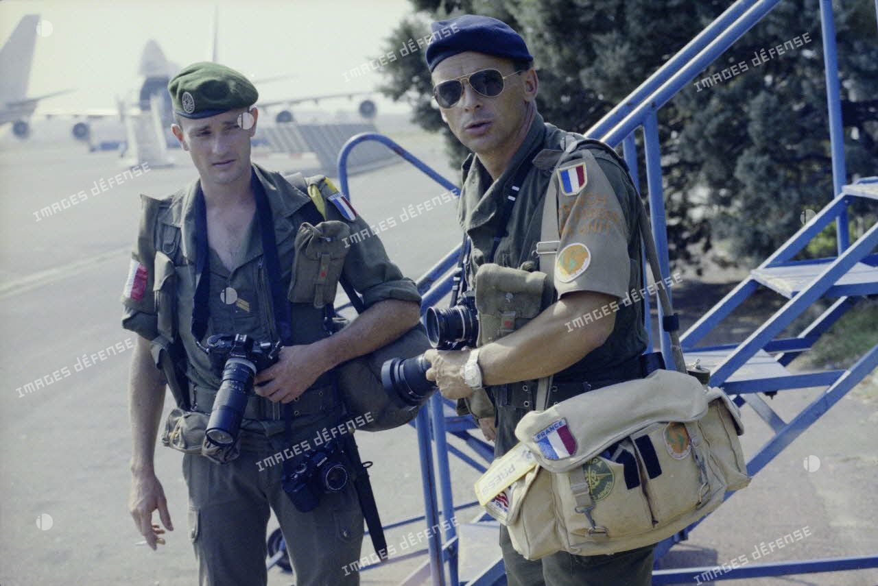Deux photographes, dont le reporter François-Xavier Roch de l'ECPA, discutent sur l'aéroport de Bastia avant le départ des troupes pour le Liban.