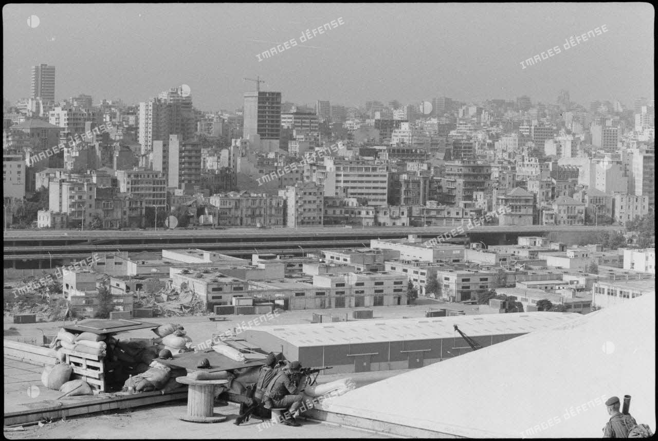 Légionnaires du 2e régiment étranger de parachutistes (REP) en faction sur le toit d'un immeuble du port de Beyrouth.