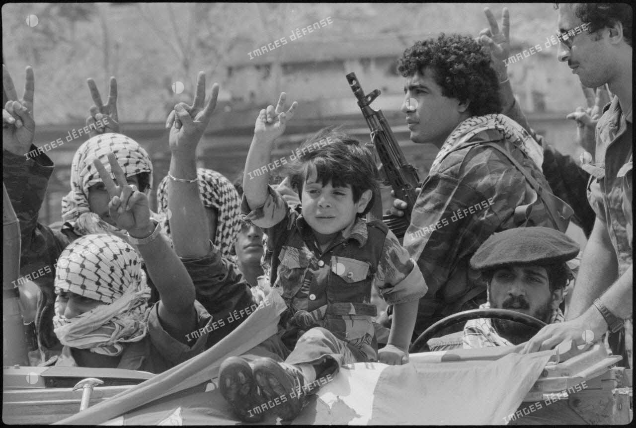 Arrivée d'un enfant et de combattants palestiniens dans le port de Beyrouth avant leur évacuation de la ville.