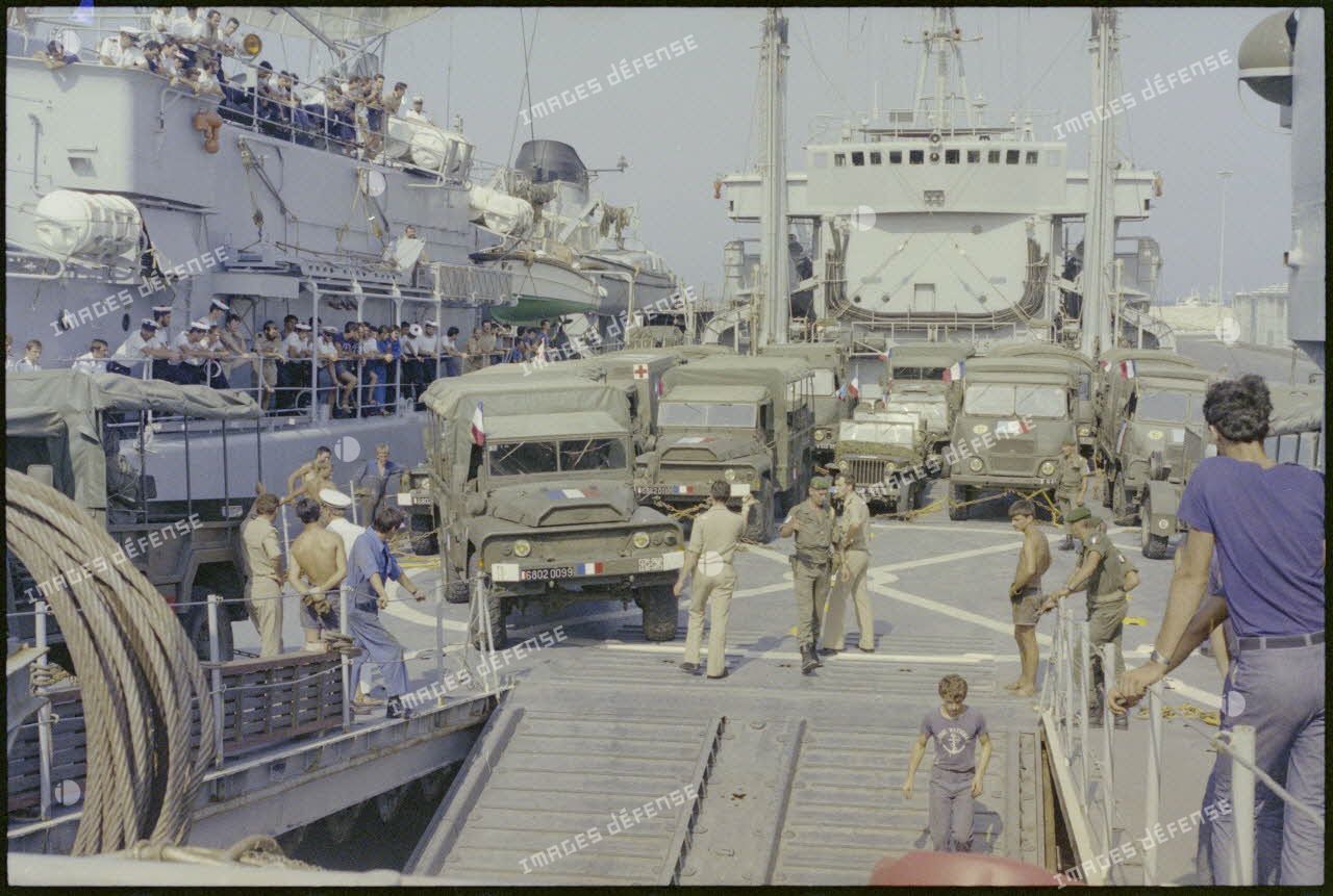 Embarquement des véhicules du 2e régiment étranger de parachutistes à bord du bâtiment de débarquement de chars Dives à Larnaca (Chypre).