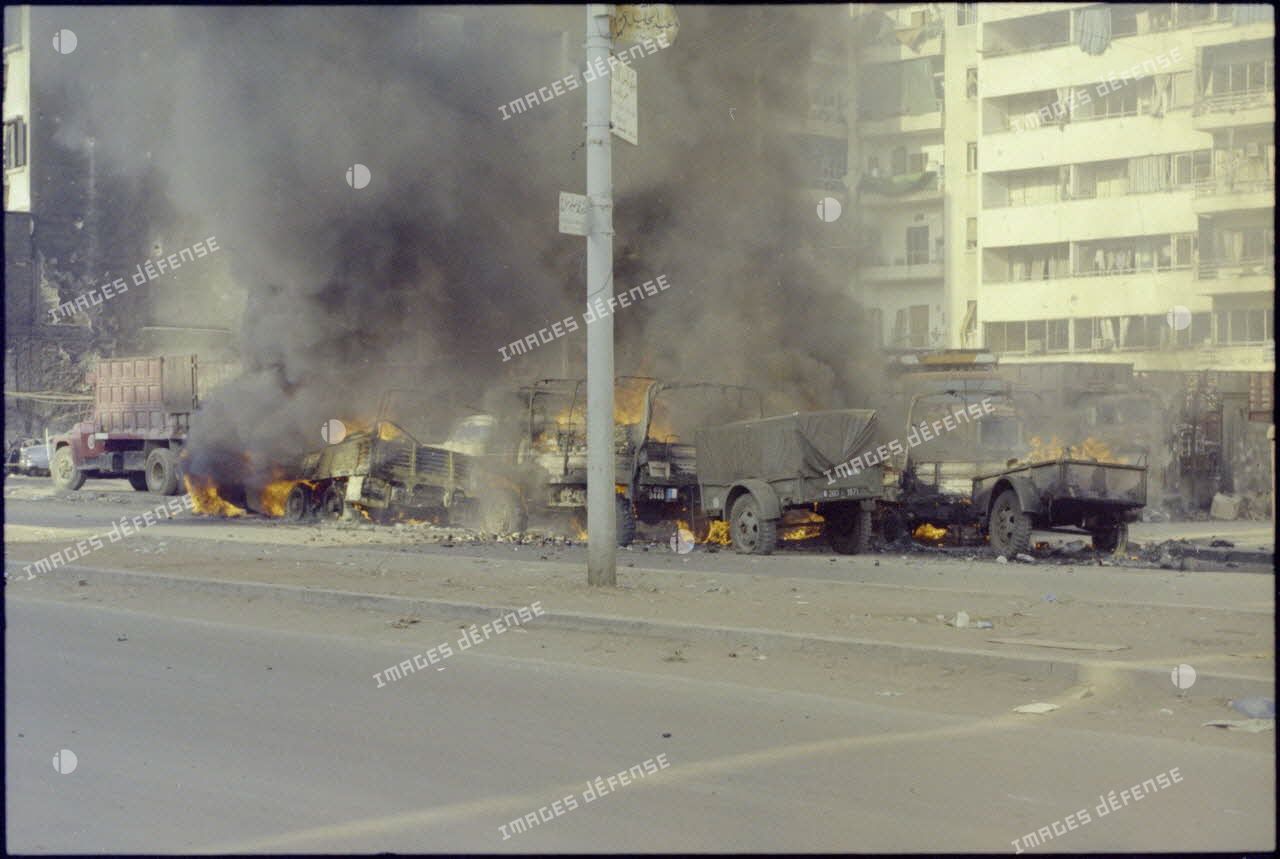 Véhicules du Génie incendiés par des tirs de lance-roquettes ennemis dans Beyrouth.