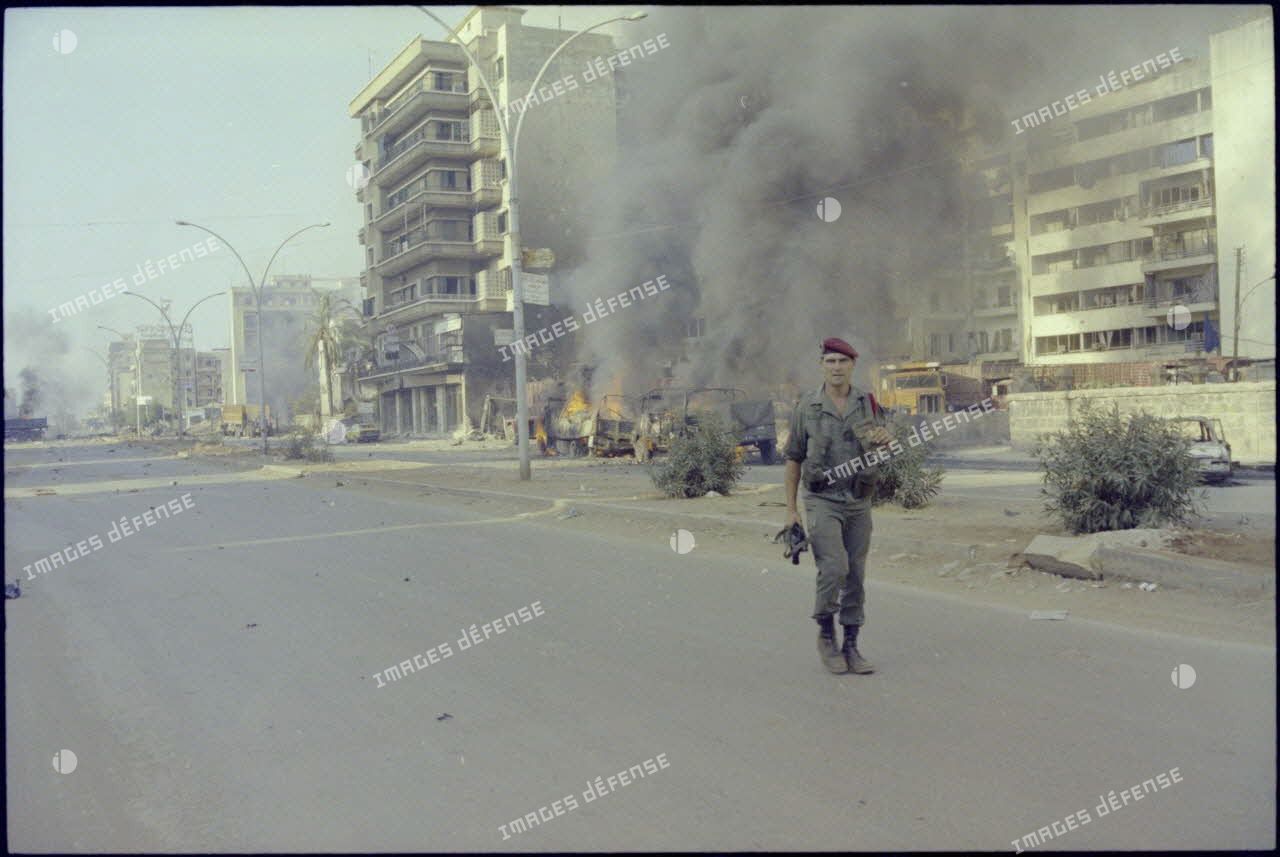 Soldat du 3e RPIMa devant des véhicules incendiés.