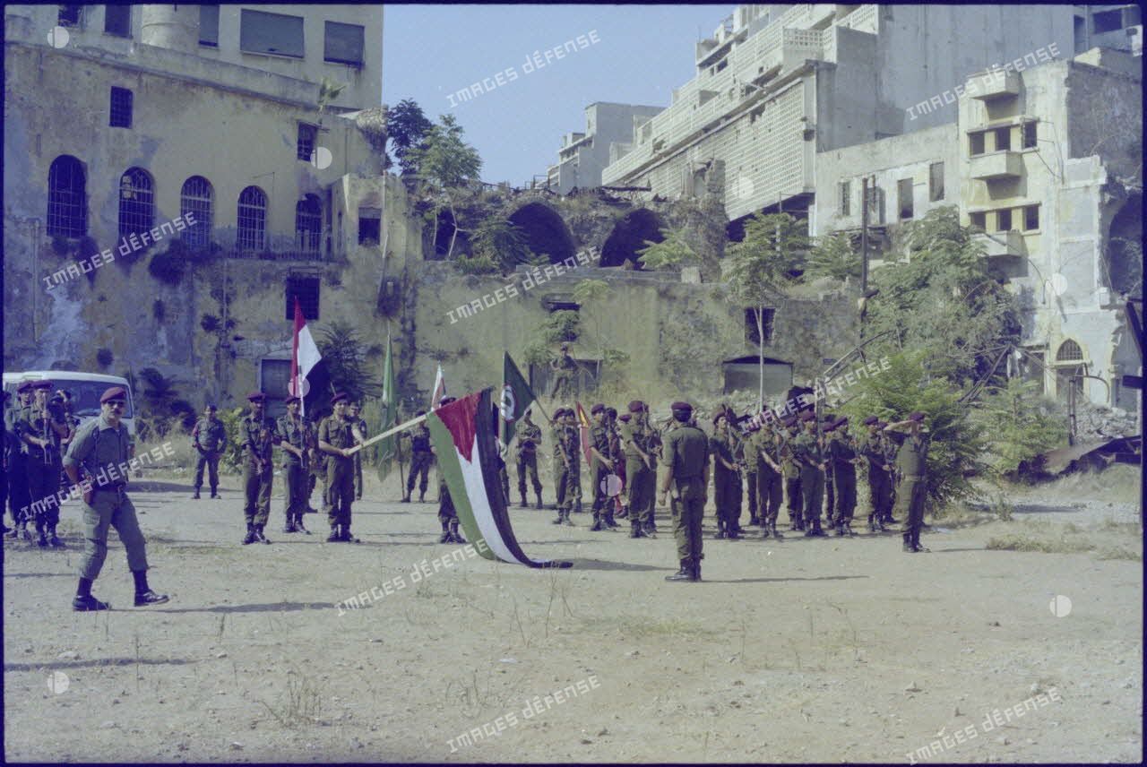 Cérémonie militaire pour le départ de Yasser Arafat de Beyrouth.