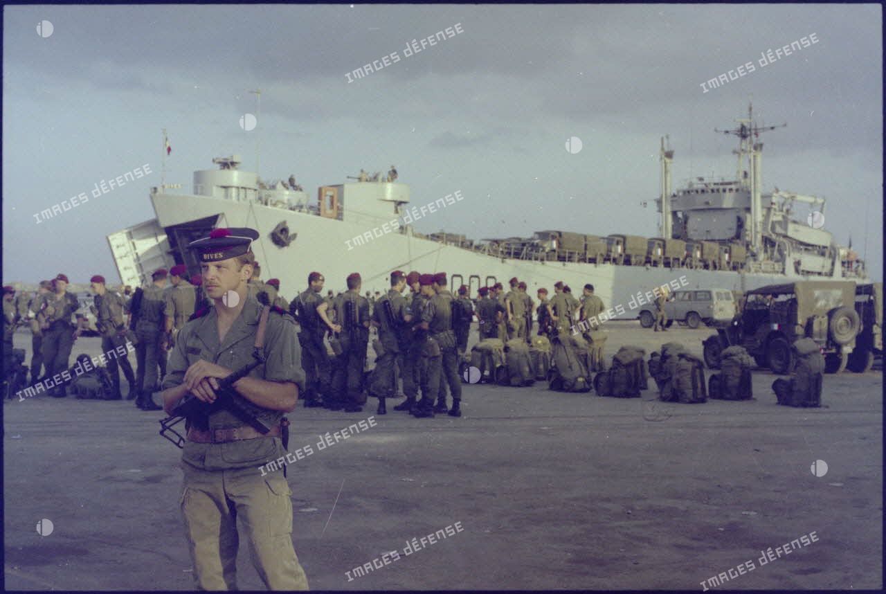 Débarquement du 3e régiment de paracutistes d'infanterie de Marine (RPIMa) dans le port de Beyrouth.
