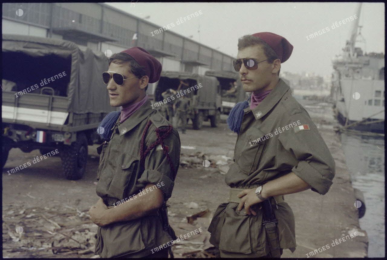 Deux soldats italiens dans le port de Beyrouth.
