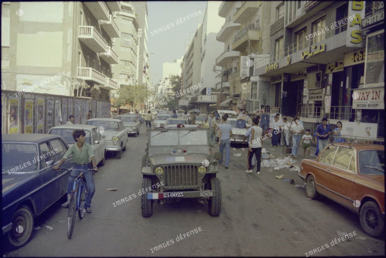 Jeep française patrouillant dans le centre-ville de Beyrouth.