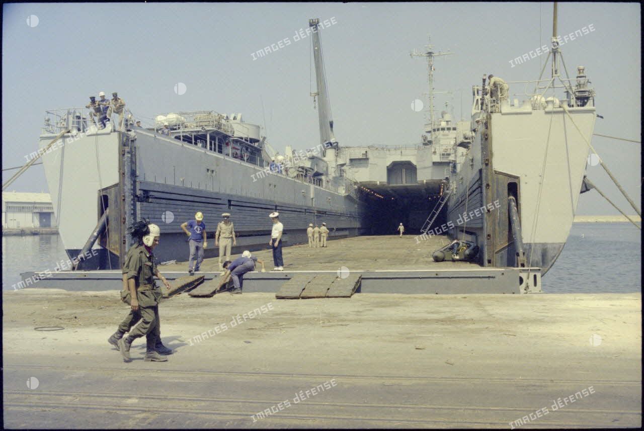 Le TCD Orage dans le port de Beyrouth.