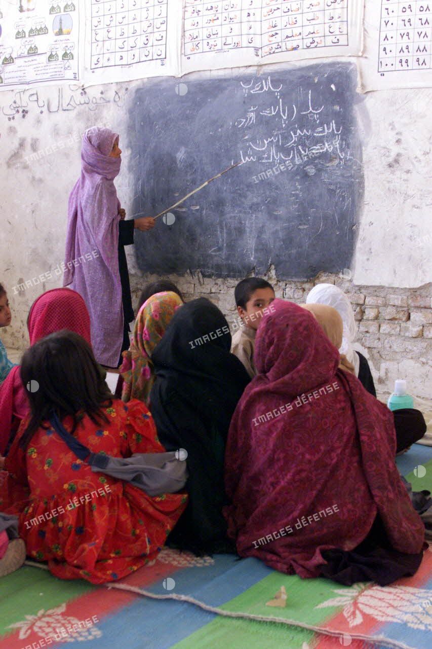 Distribution de fournitures scolaires par le détachement d'instruction opérationnelle (DIO) dans l'école de Paktia Kot.