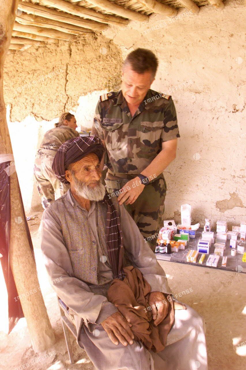 Aide médicale dans un village de la zone de responsabilité française au nord de Kaboul.