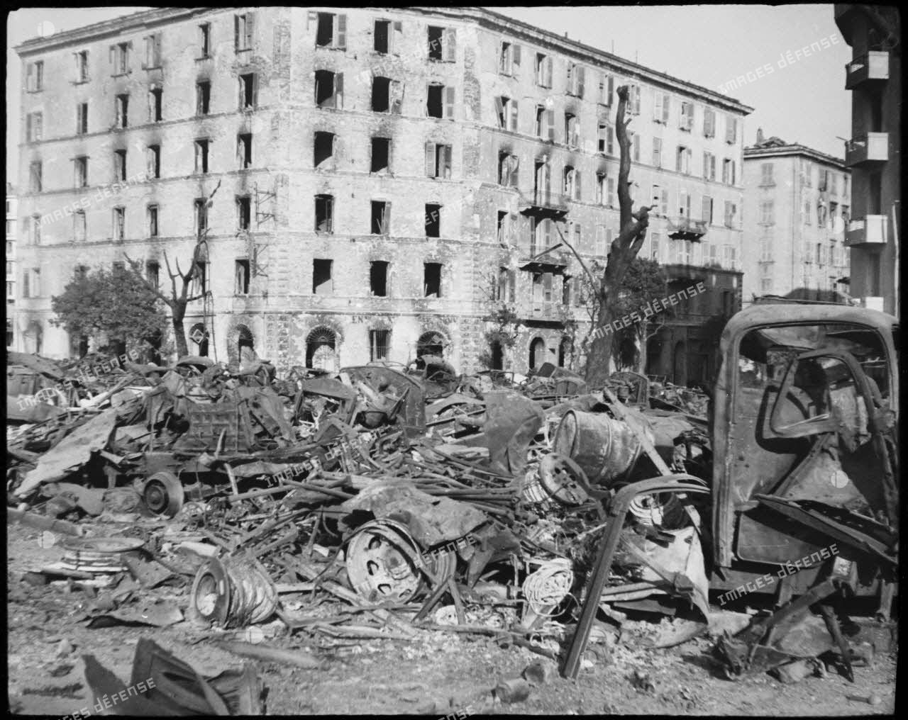 Un dépôt de camions, incendié par les Allemands avant leur retrait de Bastia.