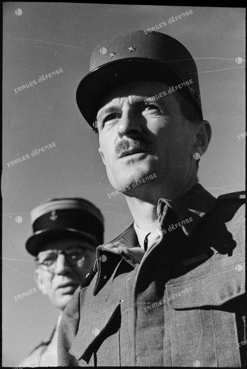 Portrait du général de brigade Philippe Leclerc de Hauteclocque, commandant la 2e division blindée (2e DB), lors d'une visite d'inspection du général de corps d'armée Roger Leyer, chef d'état-major général Guerre.