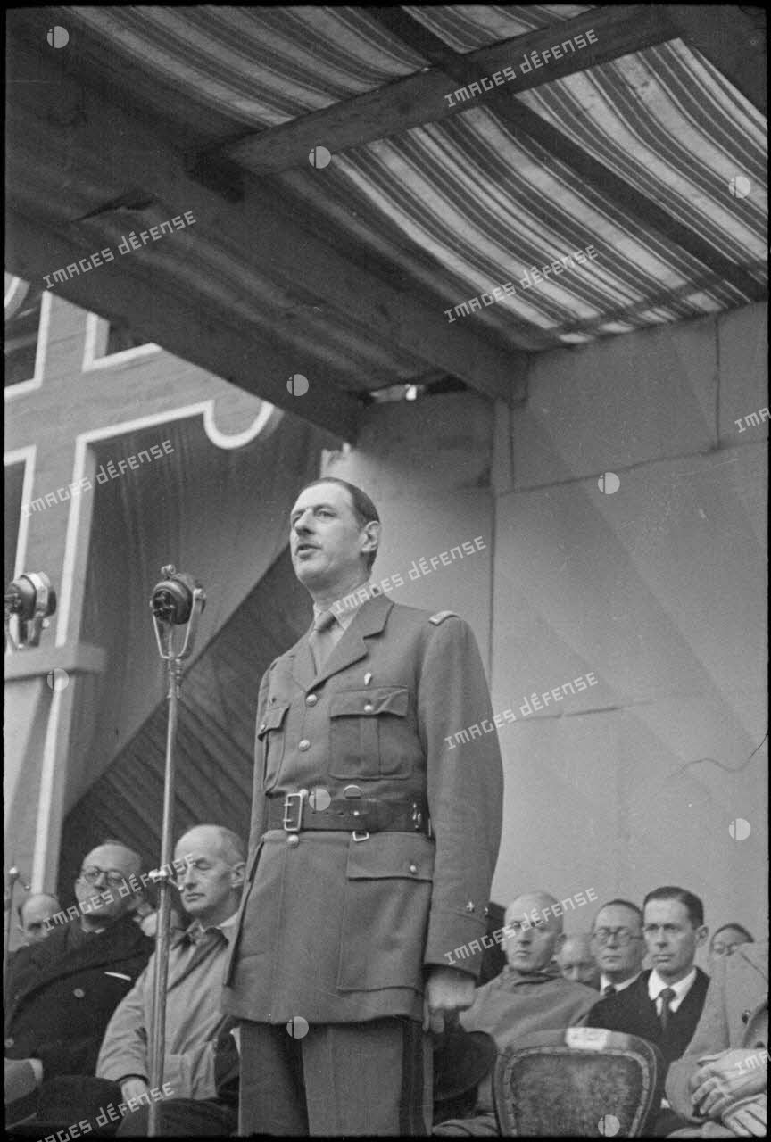 Portrait en buste du général de brigade de Gaulle faisant un discours.