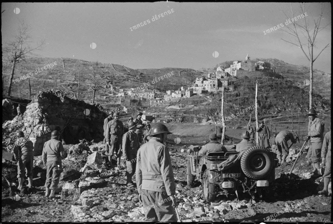 Dans le secteur de la 3e division d'infanterie algérienne (DIA), des sapeurs du 180e bataillon du génie (BG) réparent et empierrent une route menant au village d'Acquafondata.