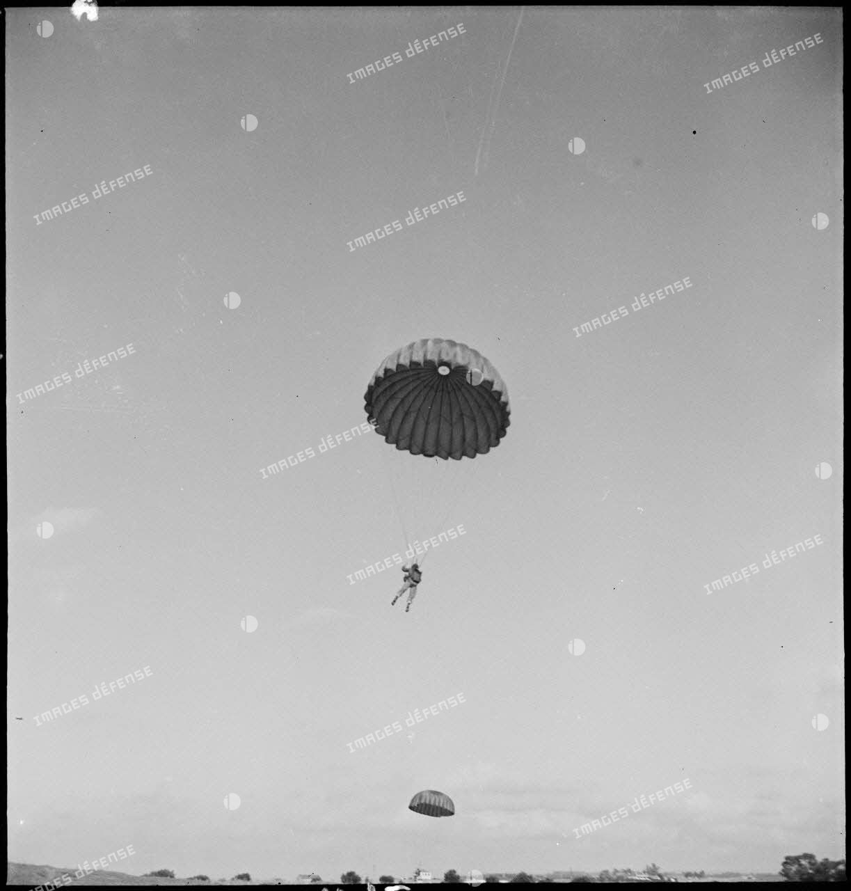 Un élève parachutiste en plein vol.