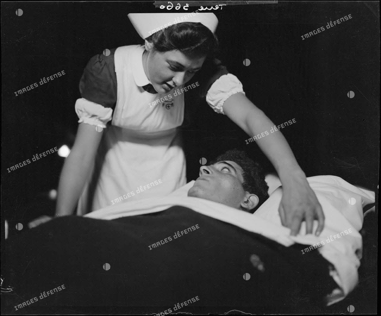 Infirmière au chevet d'un blessé.